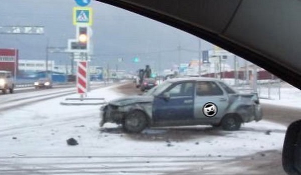 В ДТП на пересечении улиц Рябова и Перспективной пострадала легковушка