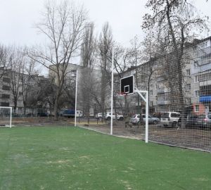 Замглавы города Пензы проверил качество новой детской площадки на улице Суворова