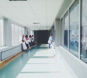 Ребенок три раза ударил ножом врача по указке отца