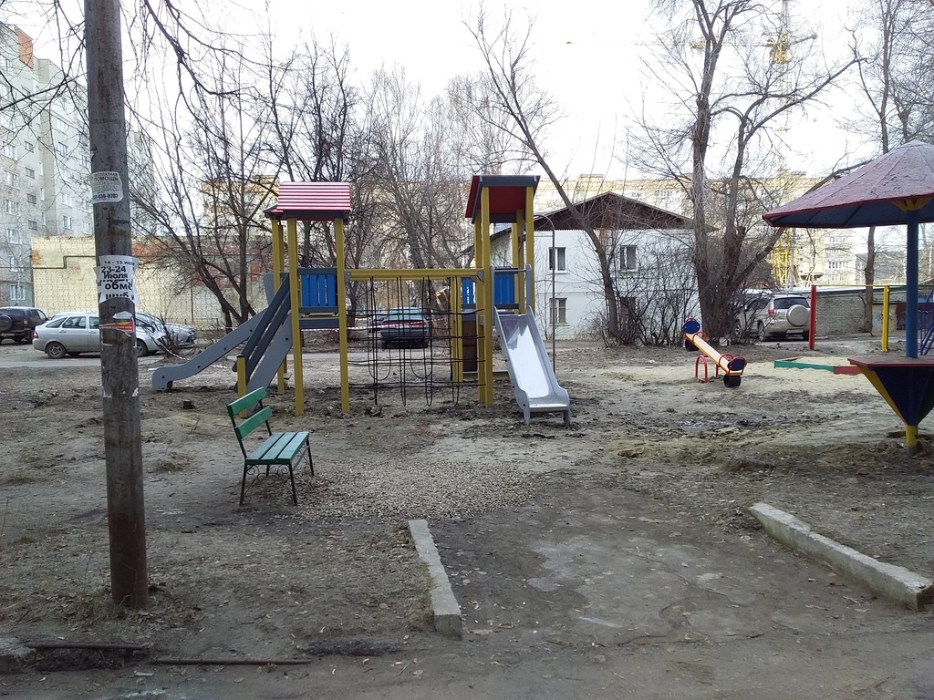 В Кузнецке дети рискуют получить травмы, катаясь с новых горок