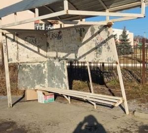 Автобусная остановка в Веселовке вызывает ужас у местных жителей