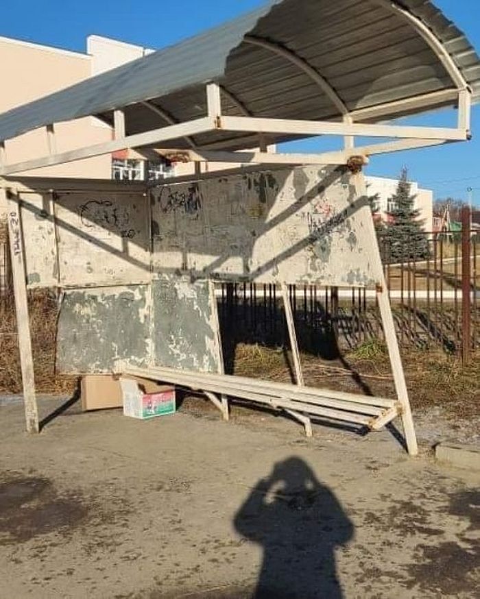 Автобусная остановка в Веселовке вызывает ужас у местных жителей