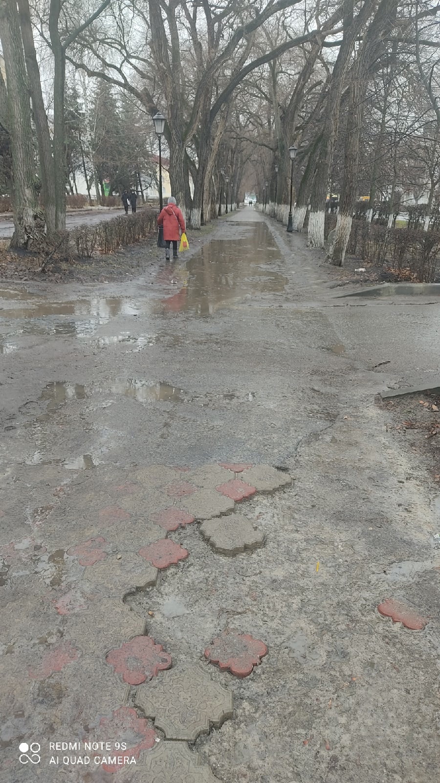 В центре Кузнецка из сквера пропала плитка