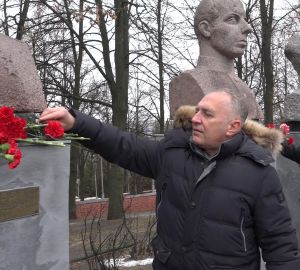 В Кузнецке возложили цветы к бюстам земляков-героев