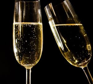 Минимальную цену шампанского хотят повысить