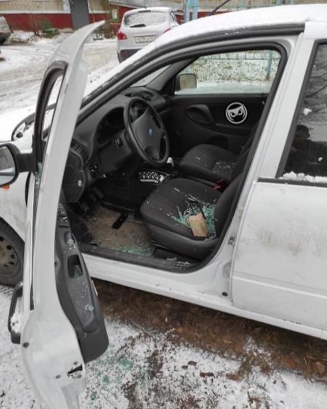 В Пензе неадекватный босой мужчина разбил чужой автомобиль