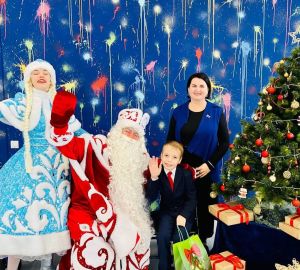 «Караван добрых дел» организовал праздничную елку для тех, кому помогал весь год