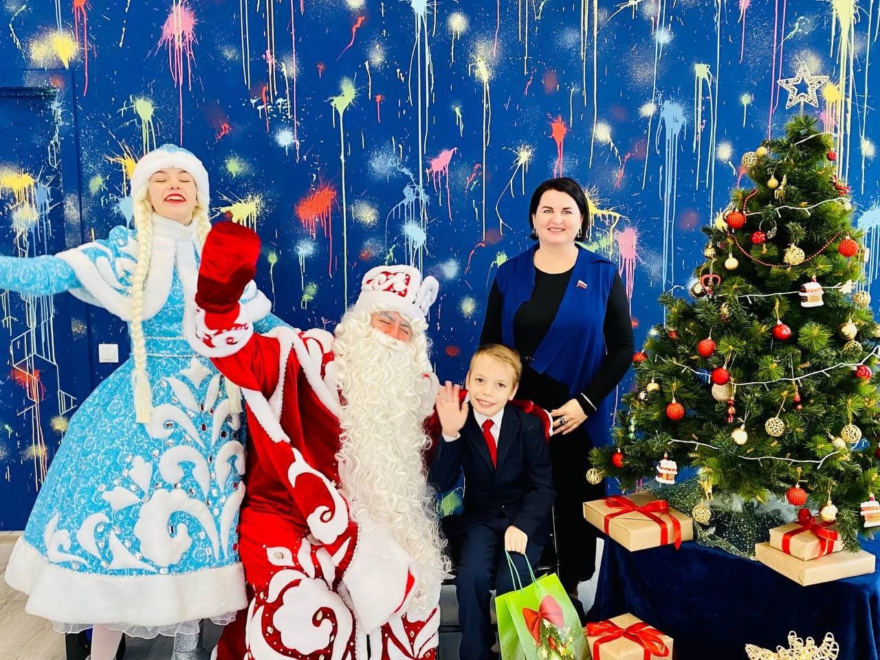 «Караван добрых дел» организовал праздничную елку для тех, кому помогал весь год