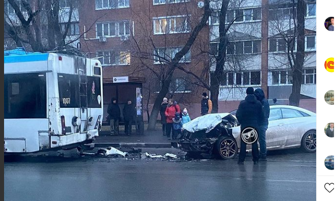 В Пензе легковушка жестко столкнулась с троллейбусом