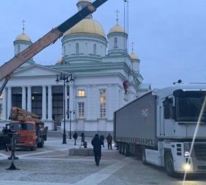 В Пензе на Соборной площади установили ель, которой почти полвека