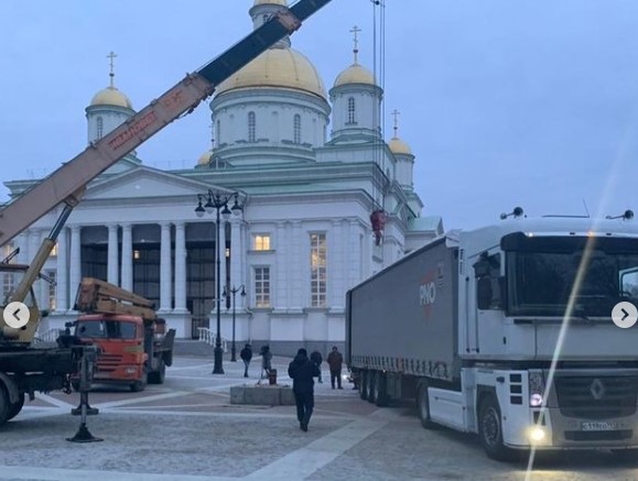 В Пензе на Соборной площади установили ель, которой почти полвека