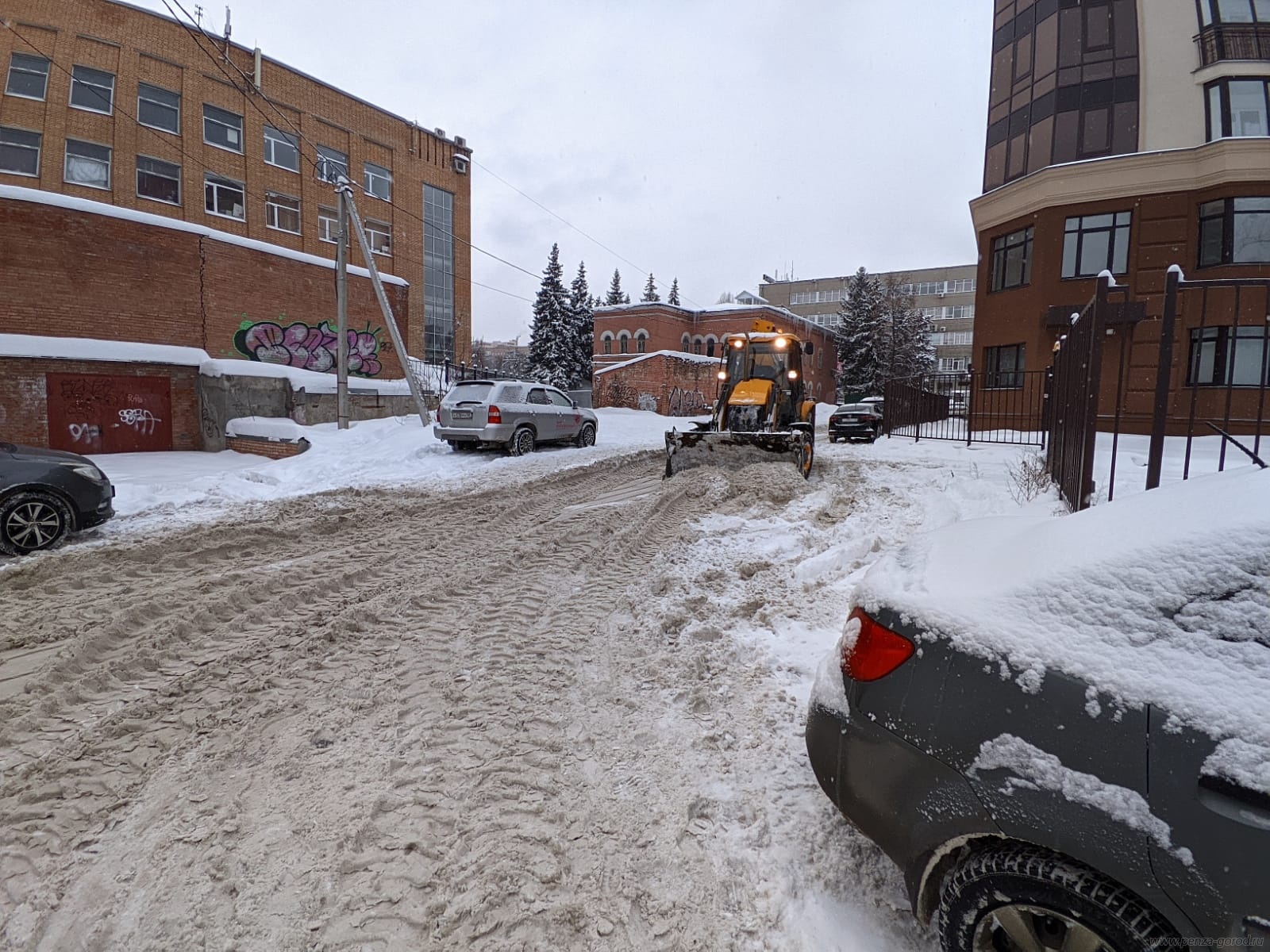 Пензу от снега убирают более 100 машин