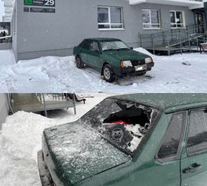 В Пензе на припаркованное авто свалился снежный снаряд