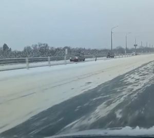 В Пензе из-за ямы на мосту несколько автомобилей остались без колес