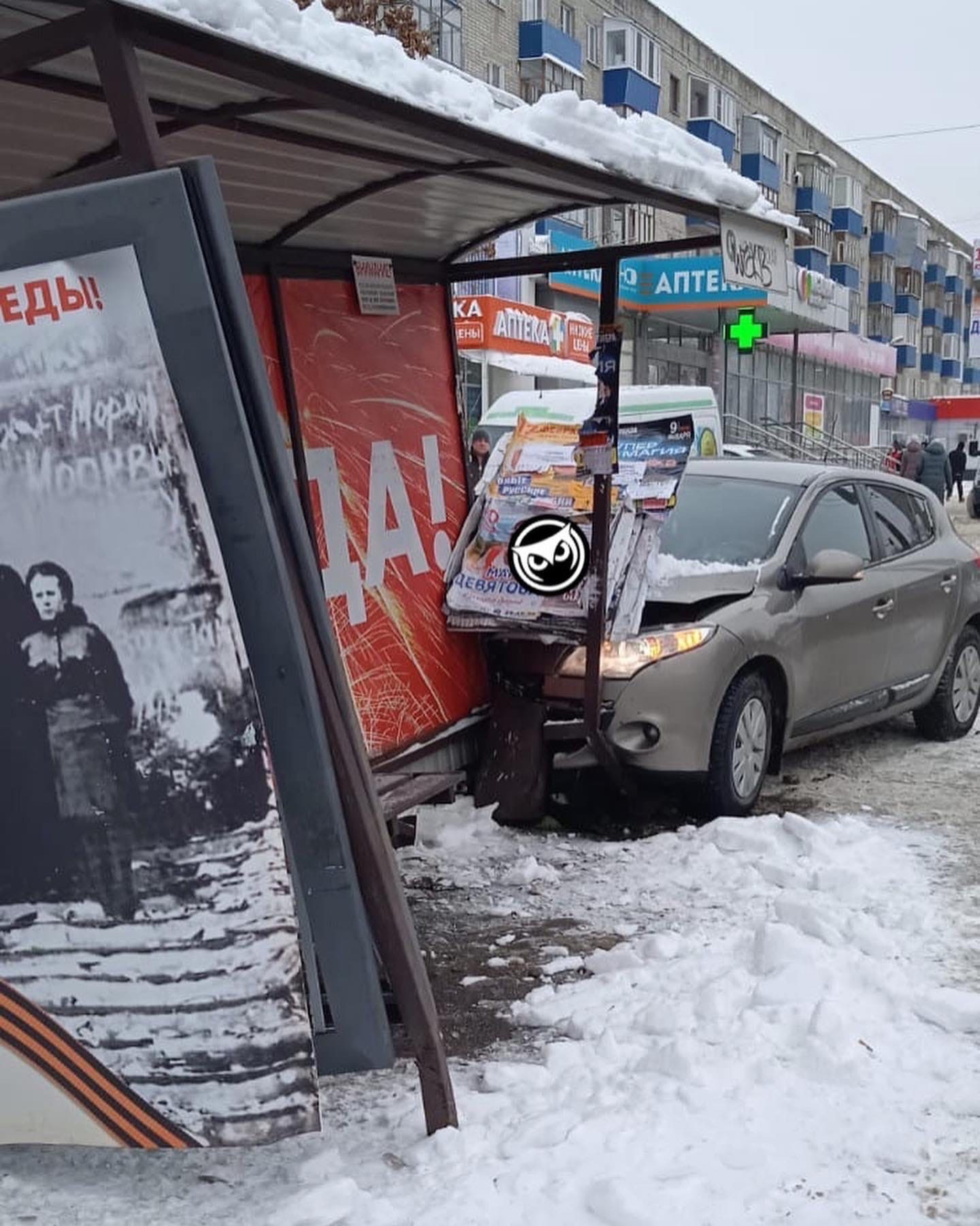 В Пензе автомобиль снес автобусную остановку