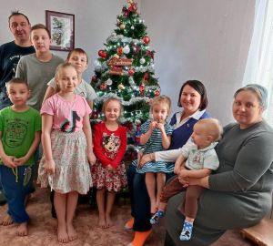 Ольга Чистякова привезла подарки многодетной семье Беляевых