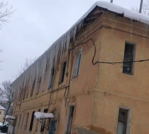 «Ждут пока прибьет сосулькой»: пензенцы пожаловались на обледенение в поселке Монтажный