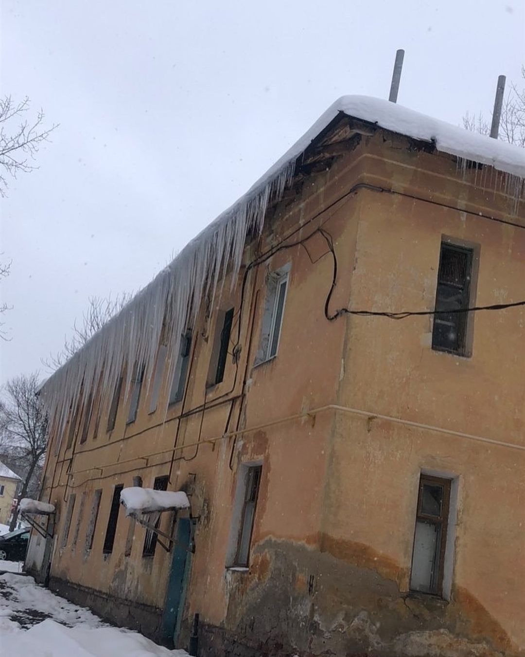 «Ждут пока прибьет сосулькой»: пензенцы пожаловались на обледенение в поселке Монтажный