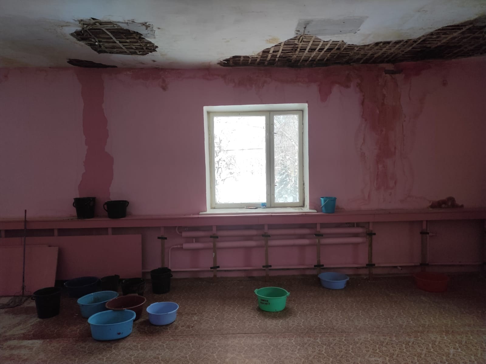 Жители Кузнецка пожаловались на садик с гнилой крышей