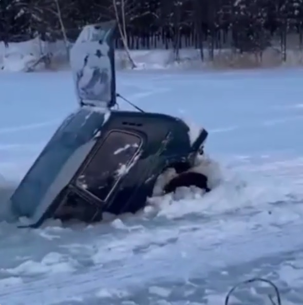 В соцсети пензенцы рассказали о провалившейся под лед «Ниве»