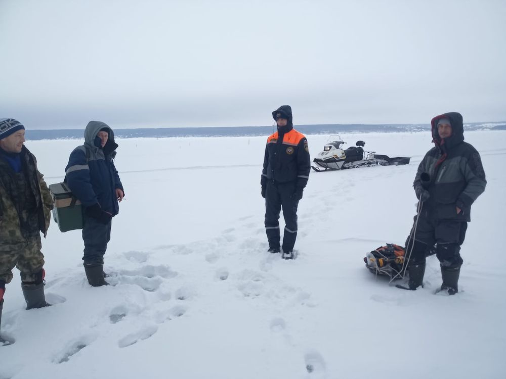 Пензенские спасатели помогли рыбаку выбраться со льда Сурского водохранилища