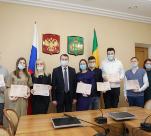 Олег Ягов вручил дипломы победителям кадрового конкурса