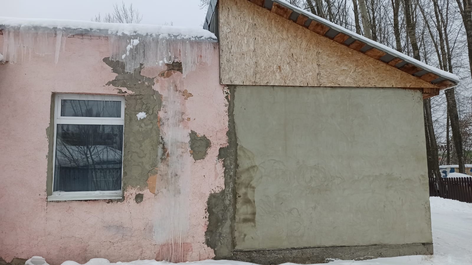 В Пензе юные спортсмены вынуждены заниматься в школе с текущей крышей