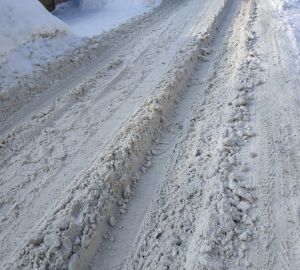 Пензенцы замерили толщину снега на неубранной дороге