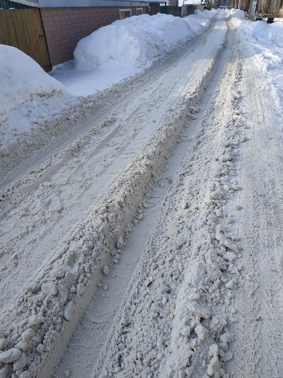 Пензенцы замерили толщину снега на неубранной дороге