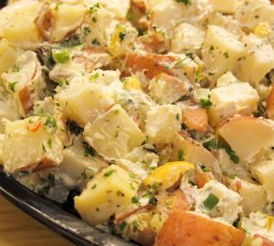 Диетолог рассказала, как сделать праздничные салаты более легкими