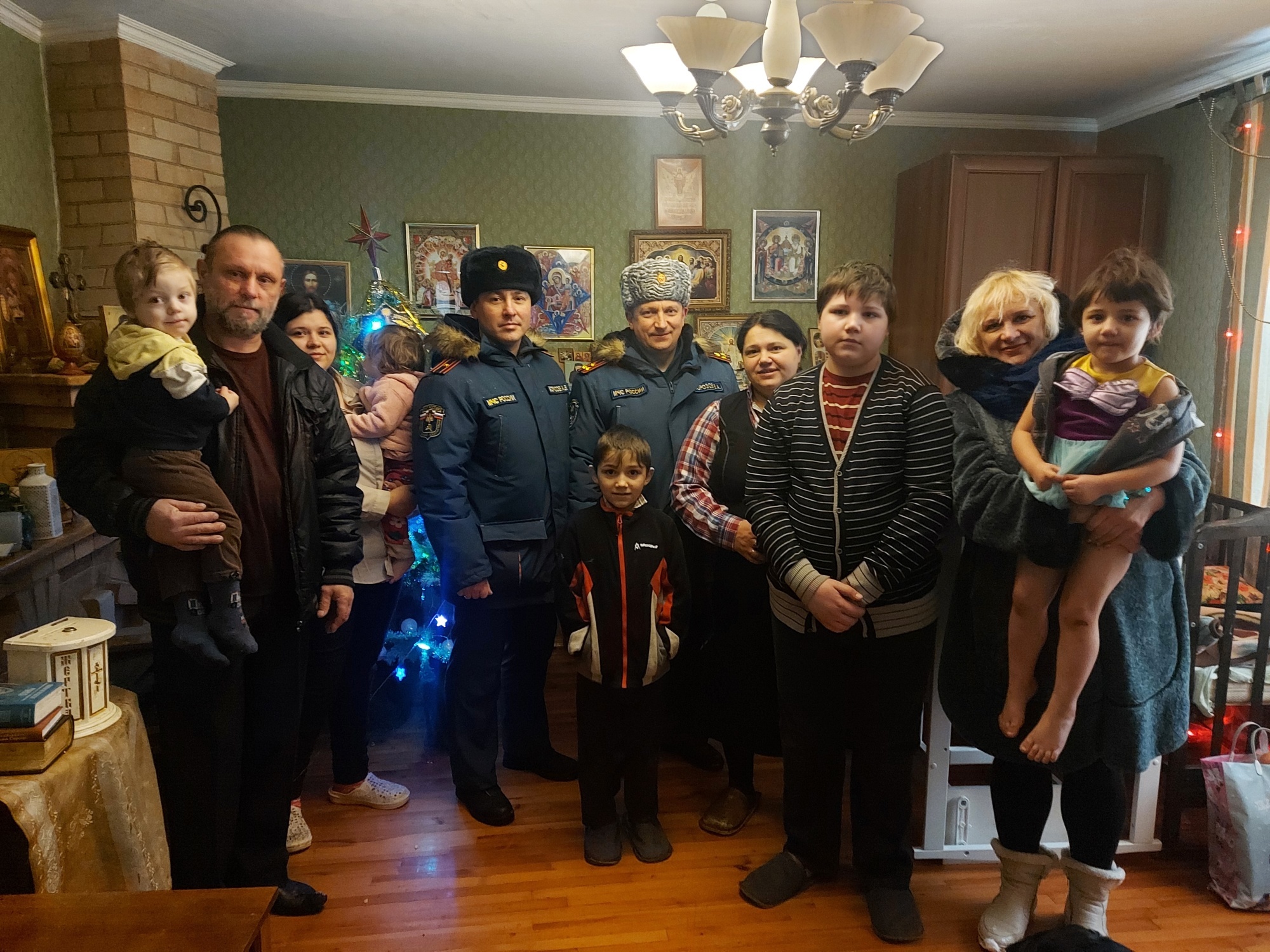 В Пензе сотрудники МЧС посетили семью с 12 детьми
