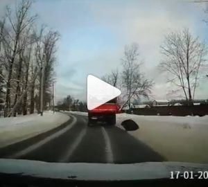 В Заречном мусоровоз по пути растерял мешки с отходами