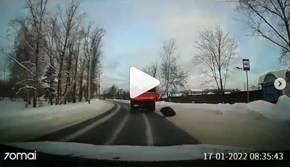 В Заречном мусоровоз по пути растерял мешки с отходами