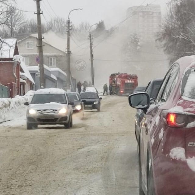 В Пензе 27 пожарных борются с ЧП на улице Свердлова