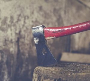 В Пензенской области обезумевший сын бросился с топором на сожителя матери