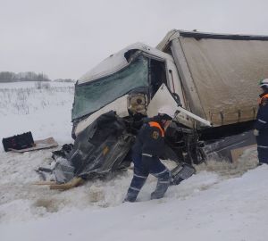 Пострадавшего в страшной аварии на М-5 водителя пришлось "вырезать" из кабины