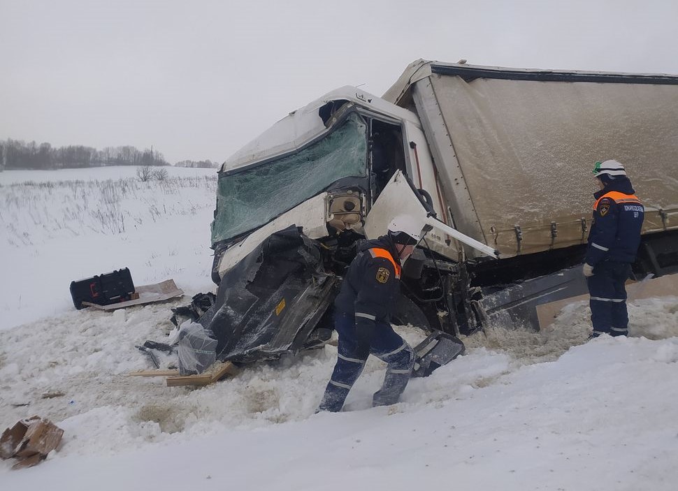 Пострадавшего в страшной аварии на М-5 водителя пришлось "вырезать" из кабины
