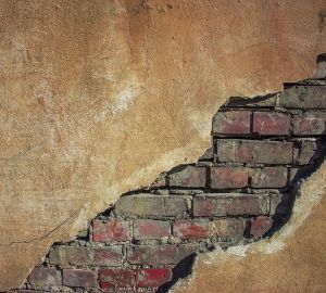 Жителей дома №4 по улице Бакунина не могут расселить из аварийного жилья