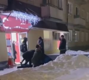 В Заречном правоохранители «напали толпой» на мужчину, подозреваемого в торговле оружием