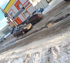 В Пензе проезжую часть на улице Байдукова затопило водой