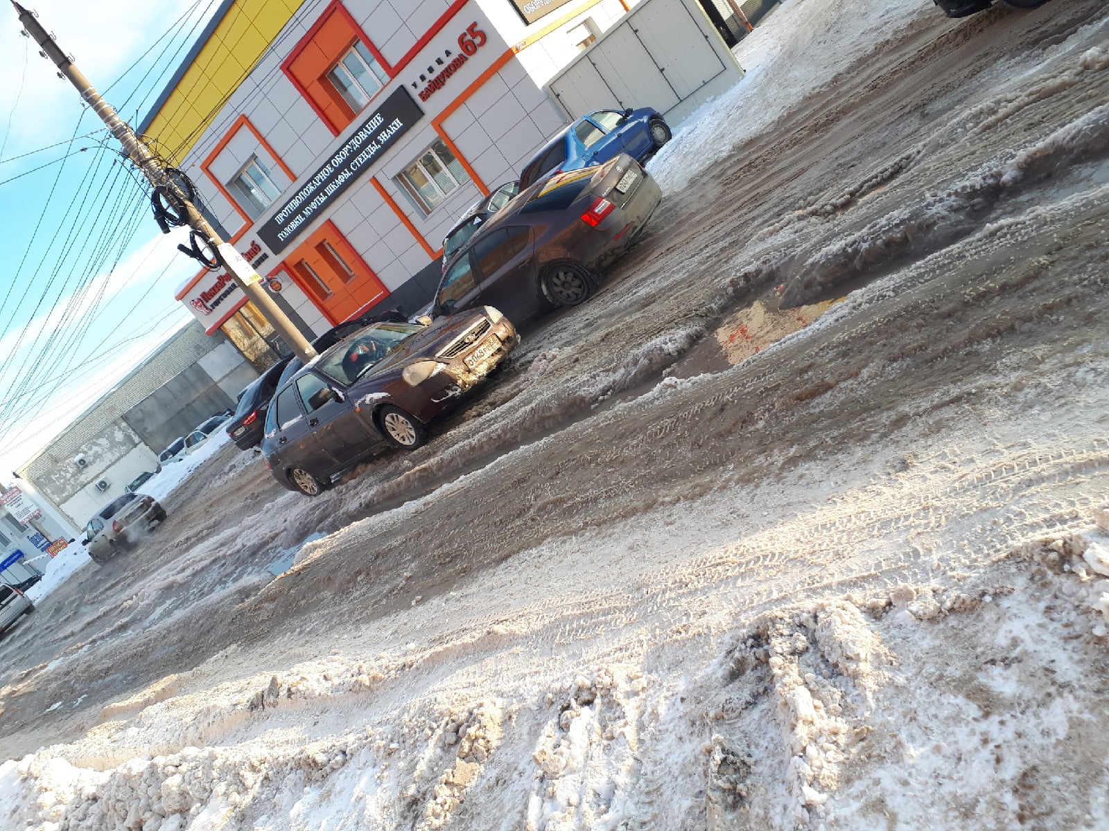 В Пензе проезжую часть на улице Байдукова затопило водой