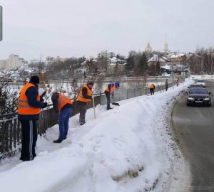 В Пензе на ликвидацию сосулек вышли руководители учреждений, работники культуры и спорта