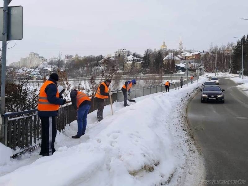 В Пензе на ликвидацию сосулек вышли руководители учреждений, работники культуры и спорта