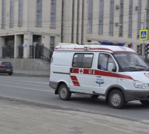 Автомобиль, снесший остановку, наехал на пешехода