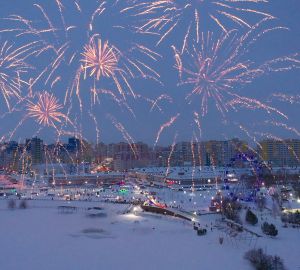 В Старый Новый год в Спутнике встретили Деда Мороза и запустили салют