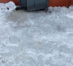 Жители улицы Краснова чудом не пострадали во время схода ледяной лавины с крыши