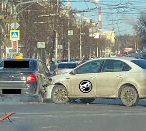 В центре Пензы столкнулись две машины