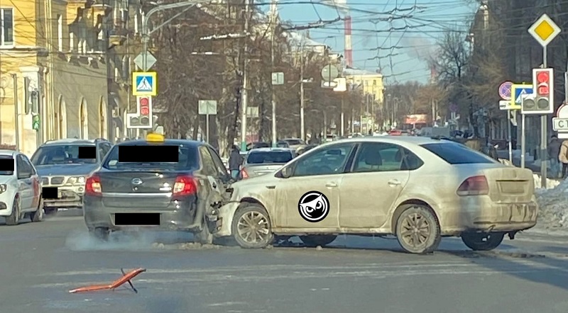 В центре Пензы столкнулись две машины