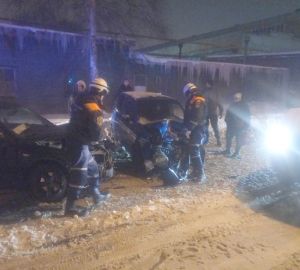 Пензенским спасателям пришлось обезвреживать искореженное авто после аварии