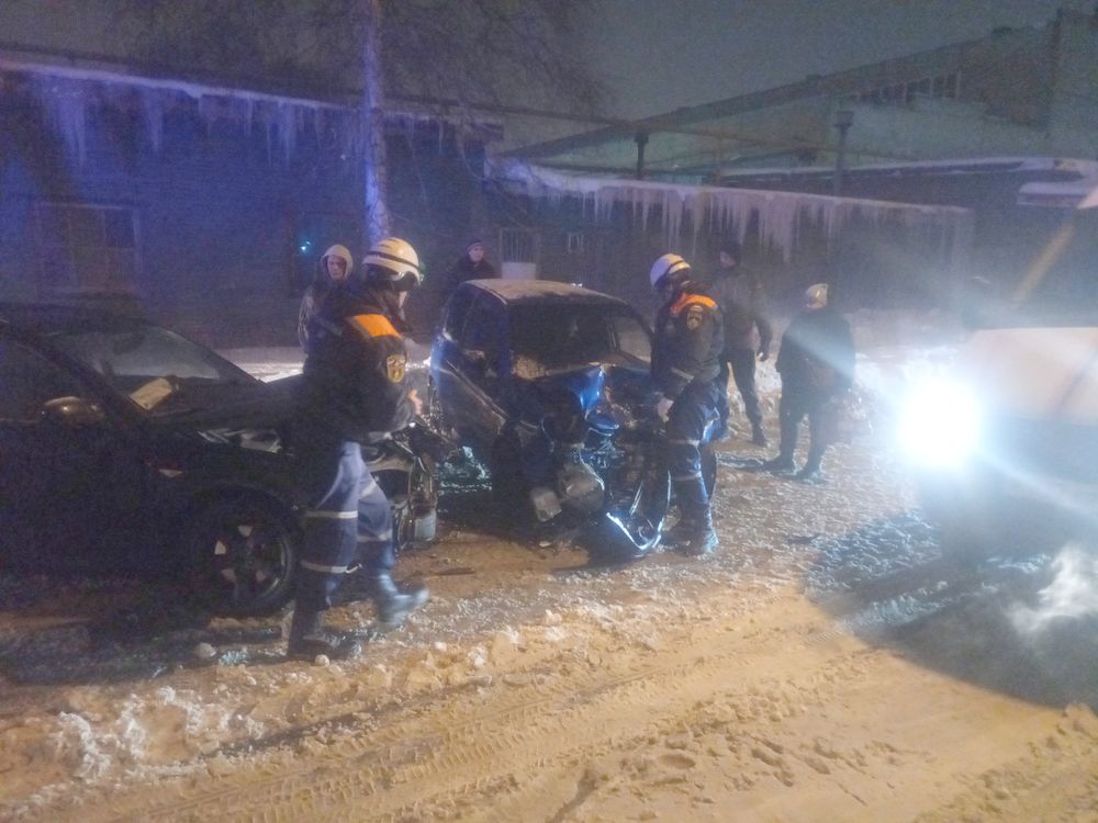 Пензенским спасателям пришлось обезвреживать искореженное авто после аварии